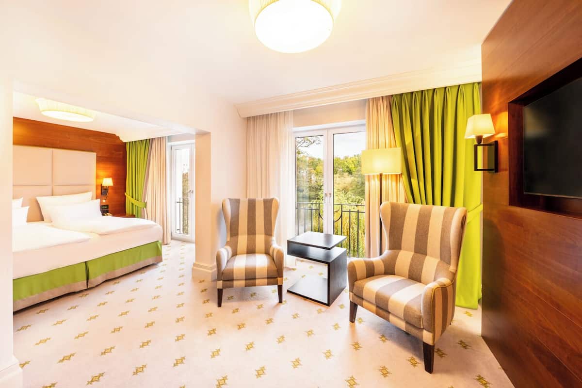 Junior-sviitti, 1 suuri parisänky | Ylelliset vuodevaatteet, tallelokero huoneessa, työpöytä