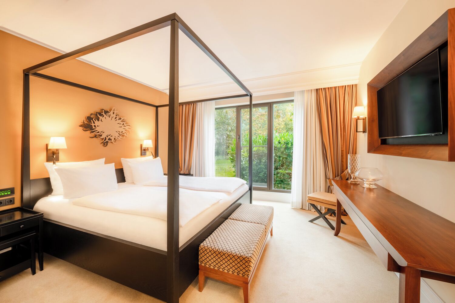 Luxe beddengoed, een kluis op de kamer, een bureau, een laptopwerkplek