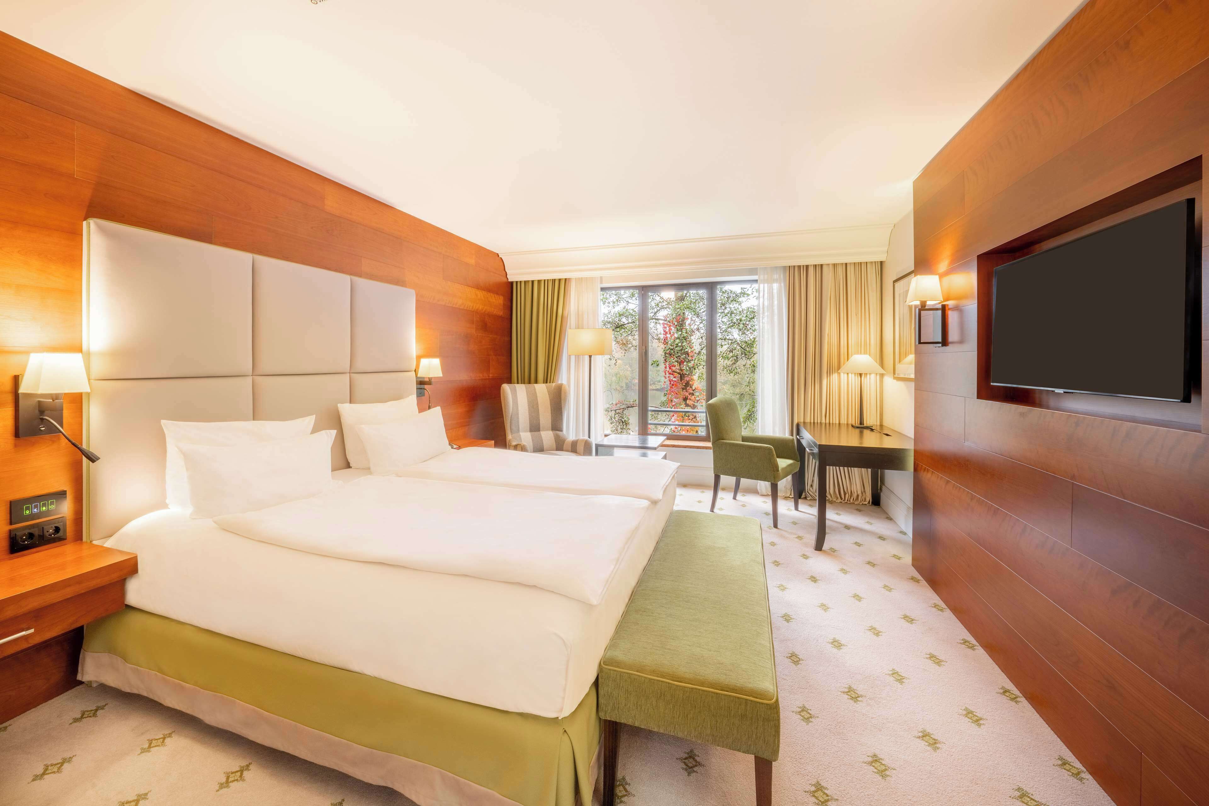 premium bedding, in-room safe, desk, laptop workspace