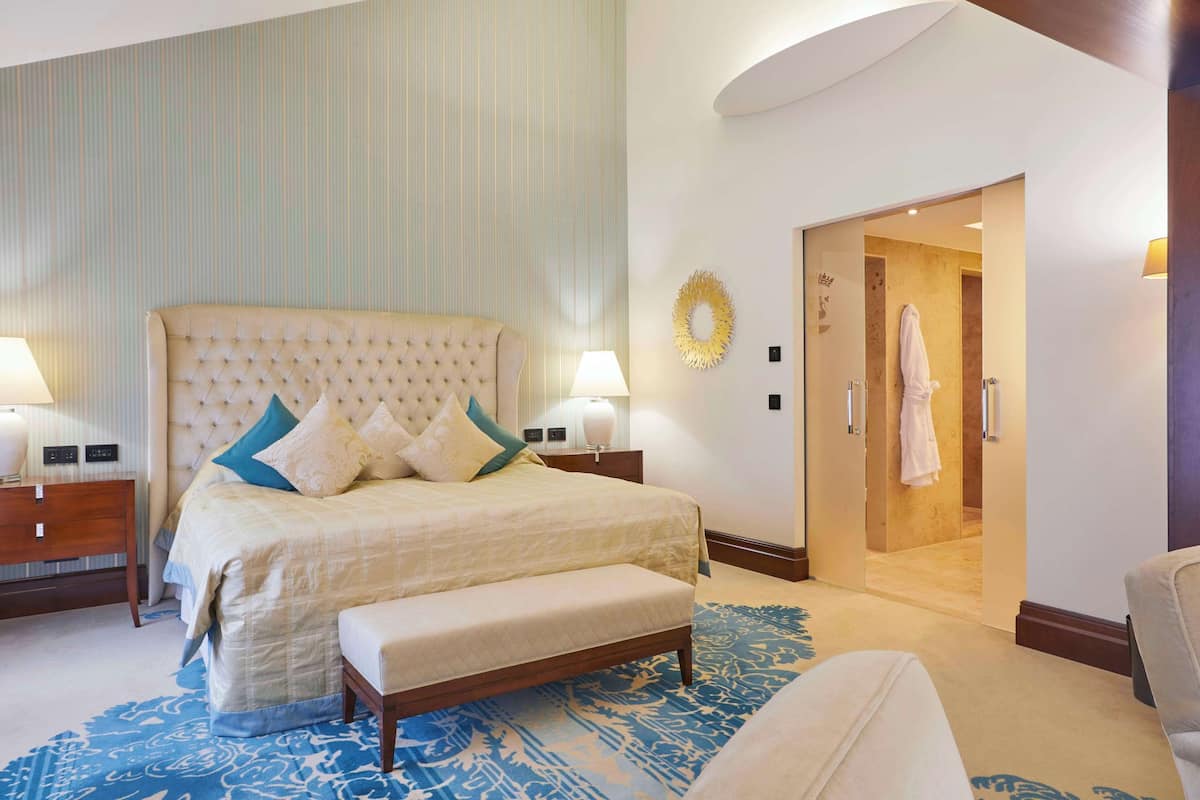 Suite, 1 King Bed | Premium bedding, in-room safe, desk, laptop workspace