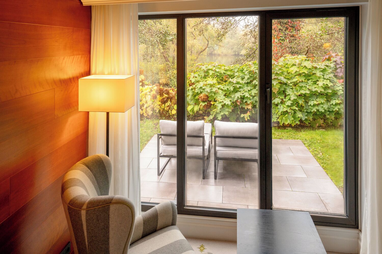 Room, 1 King Bed, Terrace, Lake View | Living area