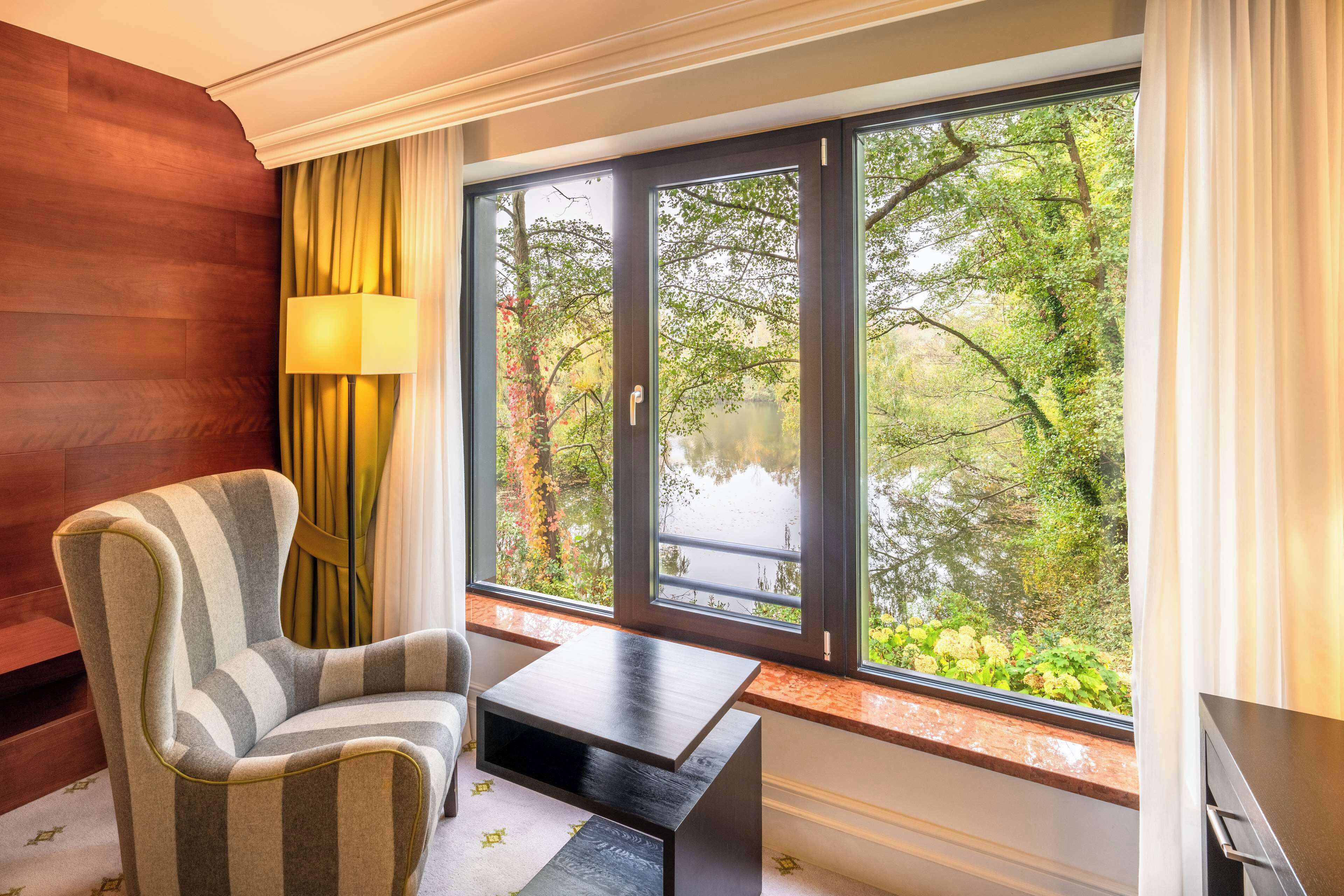 80 吋平面電視連衛星電視頻道、電視、玩具