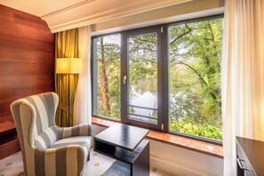 80-吋平面電視、衛星頻道、電視、玩具