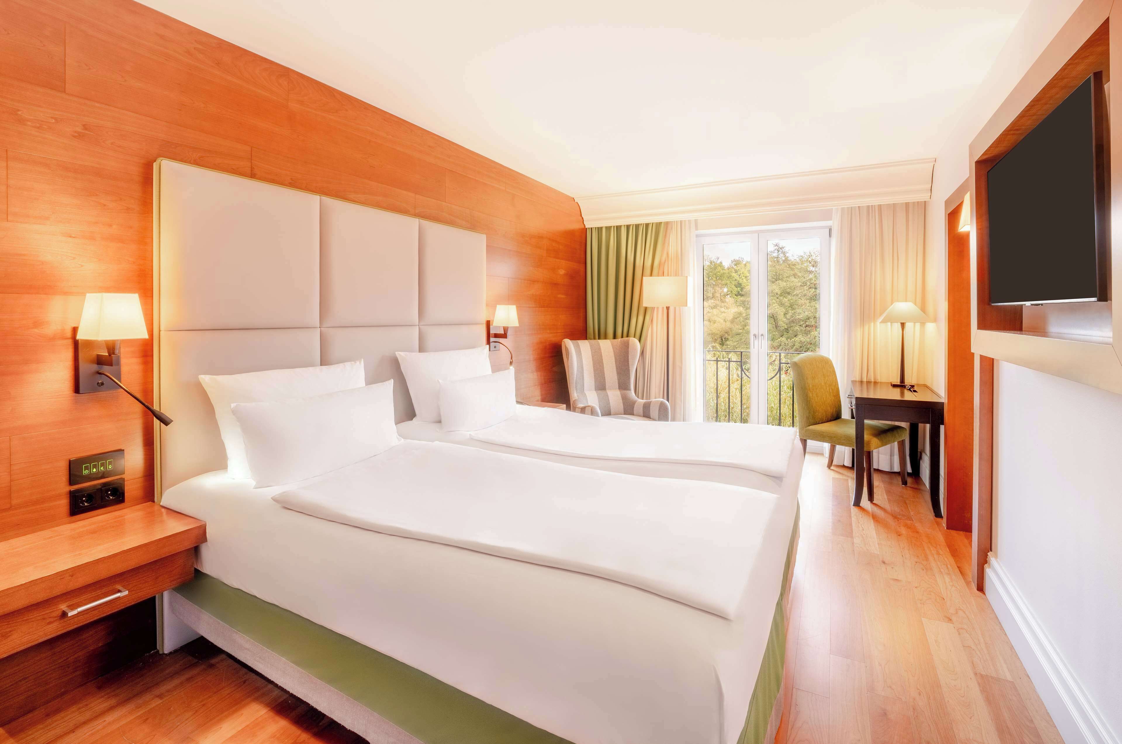 ห้องเอ็กเซกคิวทีฟ, เตียงเดี่ยว 2 เตียง, วิวทะเลสาบ | เครื่องนอนระดับพรีเมียม, มินิบาร์, ตู้นิรภัยในห้องพัก, โต๊ะทำงาน