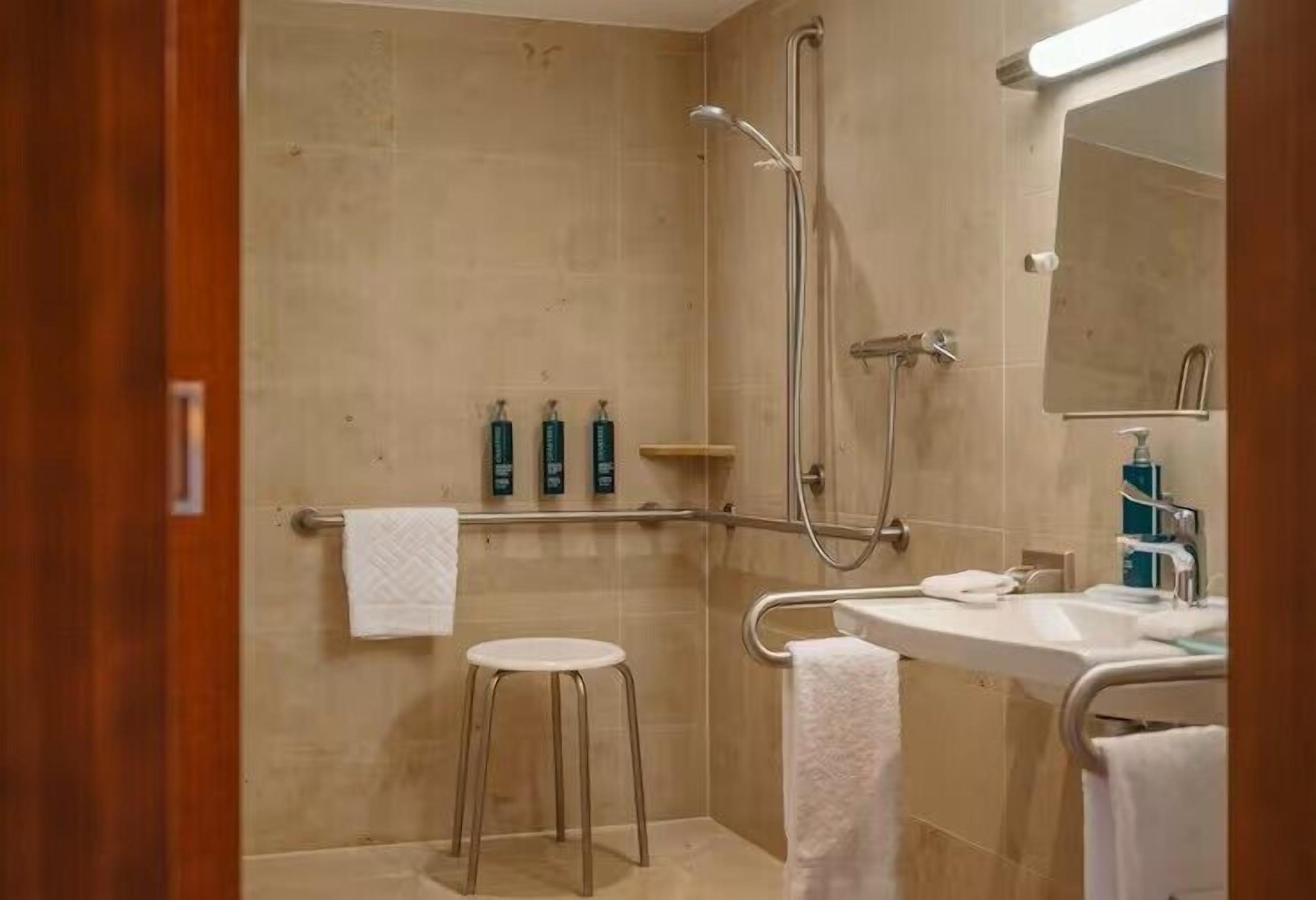 Room, 1 King Bed, Accessible | Bathroom