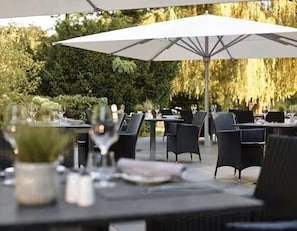 Outdoor dining - Hilton Frankfurt Gravenbruch (Neu-Isenburg)