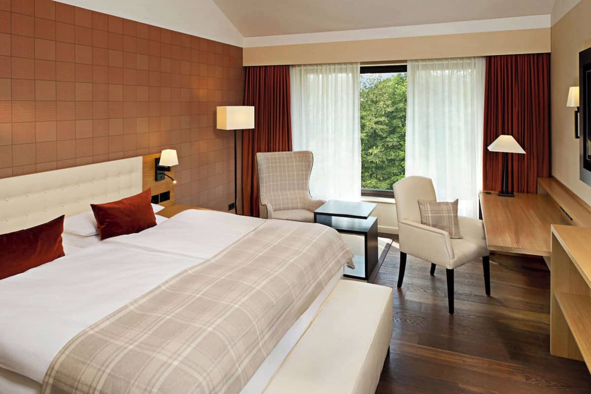 Premium bedding, in-room safe, desk, laptop workspace