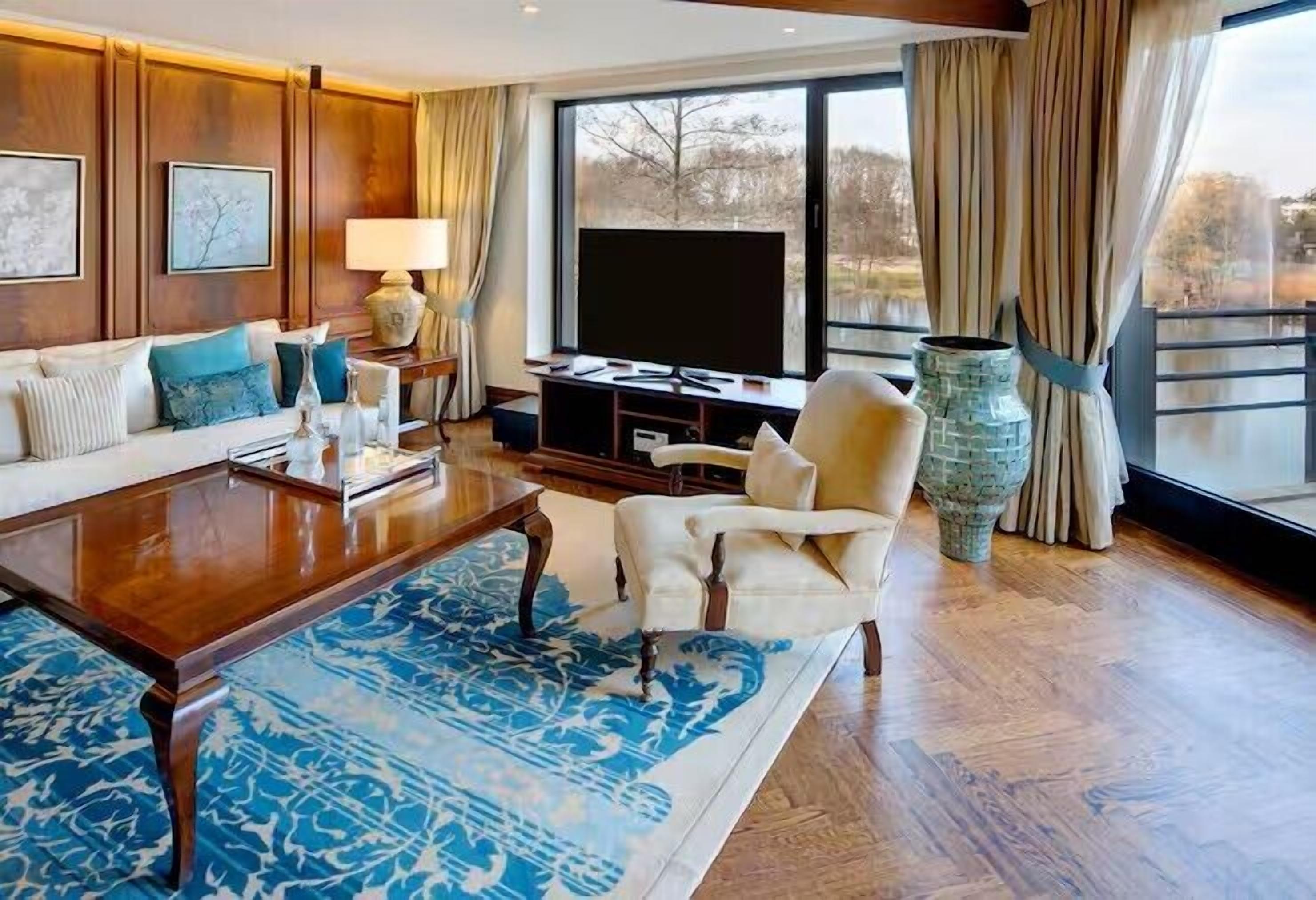 Presidential Suite, 1 King Bed, Lake View | Living area