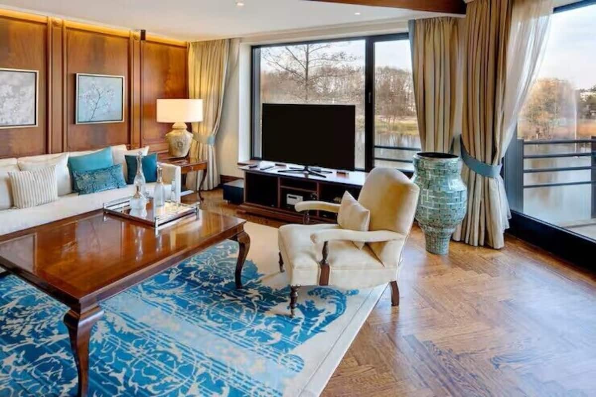 Presidential-sviitti, 1 suuri parisänky, järvinäköala | Oleskelualue | Taulutelevisio, leluja, lämmitetyt lattiat, työhuone