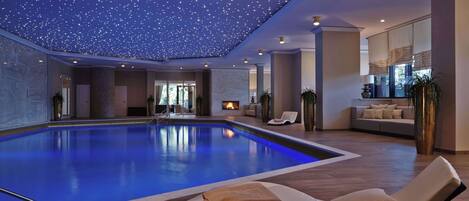 Piscine intérieure, piscine extérieure en saison, 7 h à 21 h, parasols