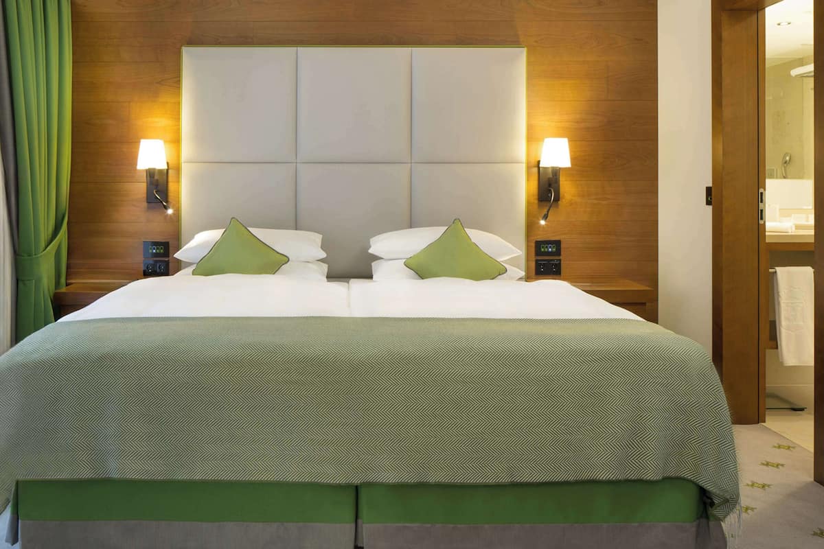 Premium bedding, in-room safe, desk, laptop workspace