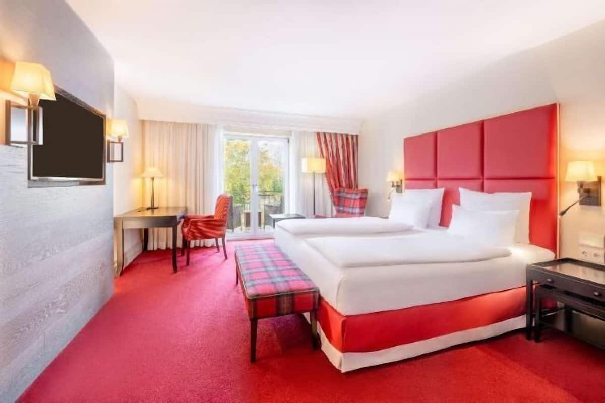 Premium bedding, in-room safe, desk, laptop workspace