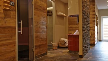 Couples treatment rooms, sauna, steam room, body treatments