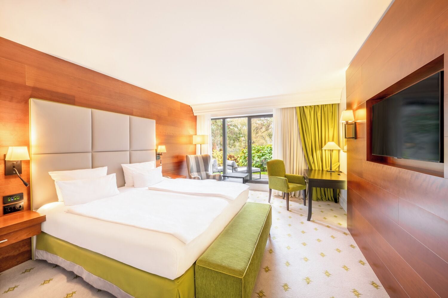 Kamer, 1 kingsize bed, terras, uitzicht op meer | Luxe beddengoed, een minibar, een kluis op de kamer, een bureau
