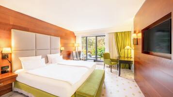 Kamer, 1 kingsize bed, terras, uitzicht op meer | Luxe beddengoed, een minibar, een kluis op de kamer, een bureau