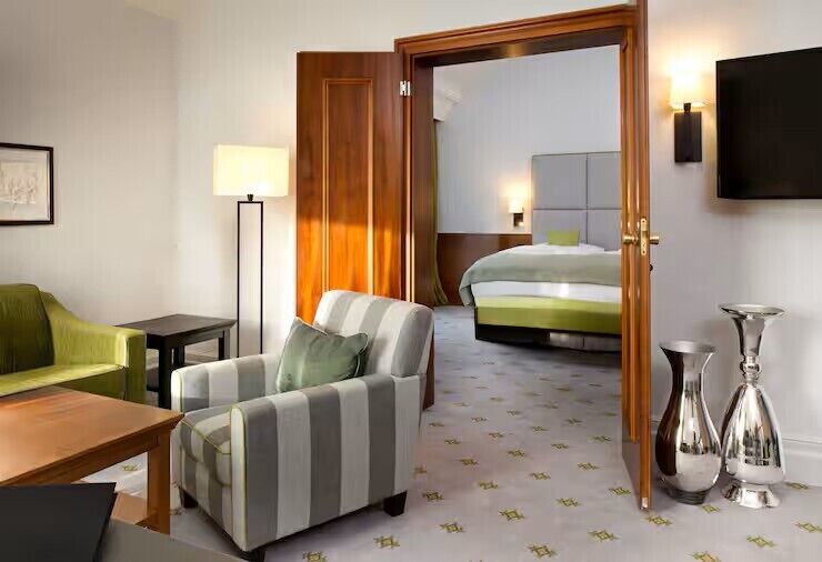 Suite, 1 slaapkamer | Luxe beddengoed, een kluis op de kamer, een bureau, een laptopwerkplek