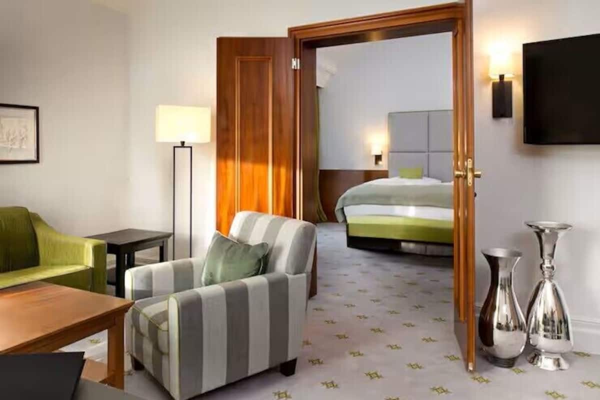 Sviitti, 1 makuuhuone | Ylelliset vuodevaatteet, tallelokero huoneessa, työpöytä