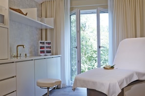 Couples treatment rooms, sauna, steam room, body treatments