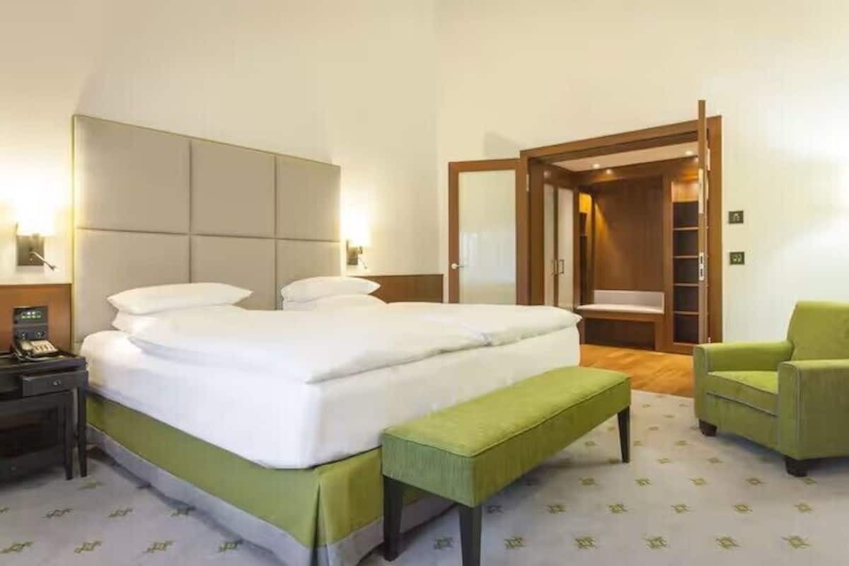 Paritalo, 1 suuri parisänky, järvinäköala | Ylelliset vuodevaatteet, tallelokero huoneessa, työpöytä