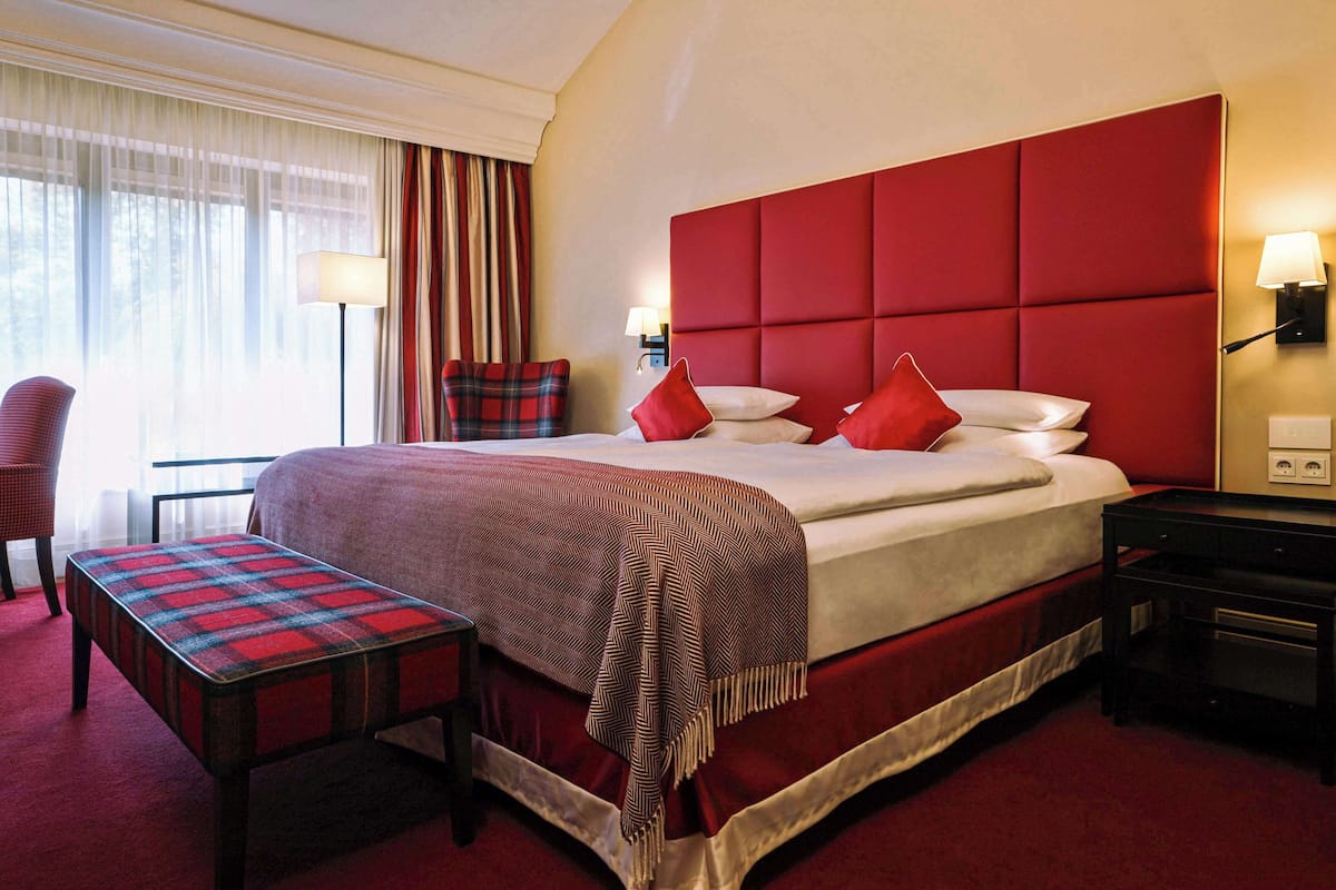 Premium bedding, in-room safe, desk, laptop workspace