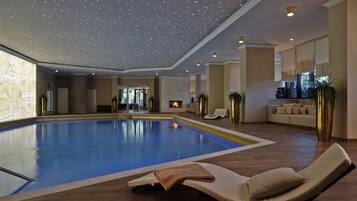 Innenpool, Außenpool (je nach Saison geöffnet), Sonnenschirme