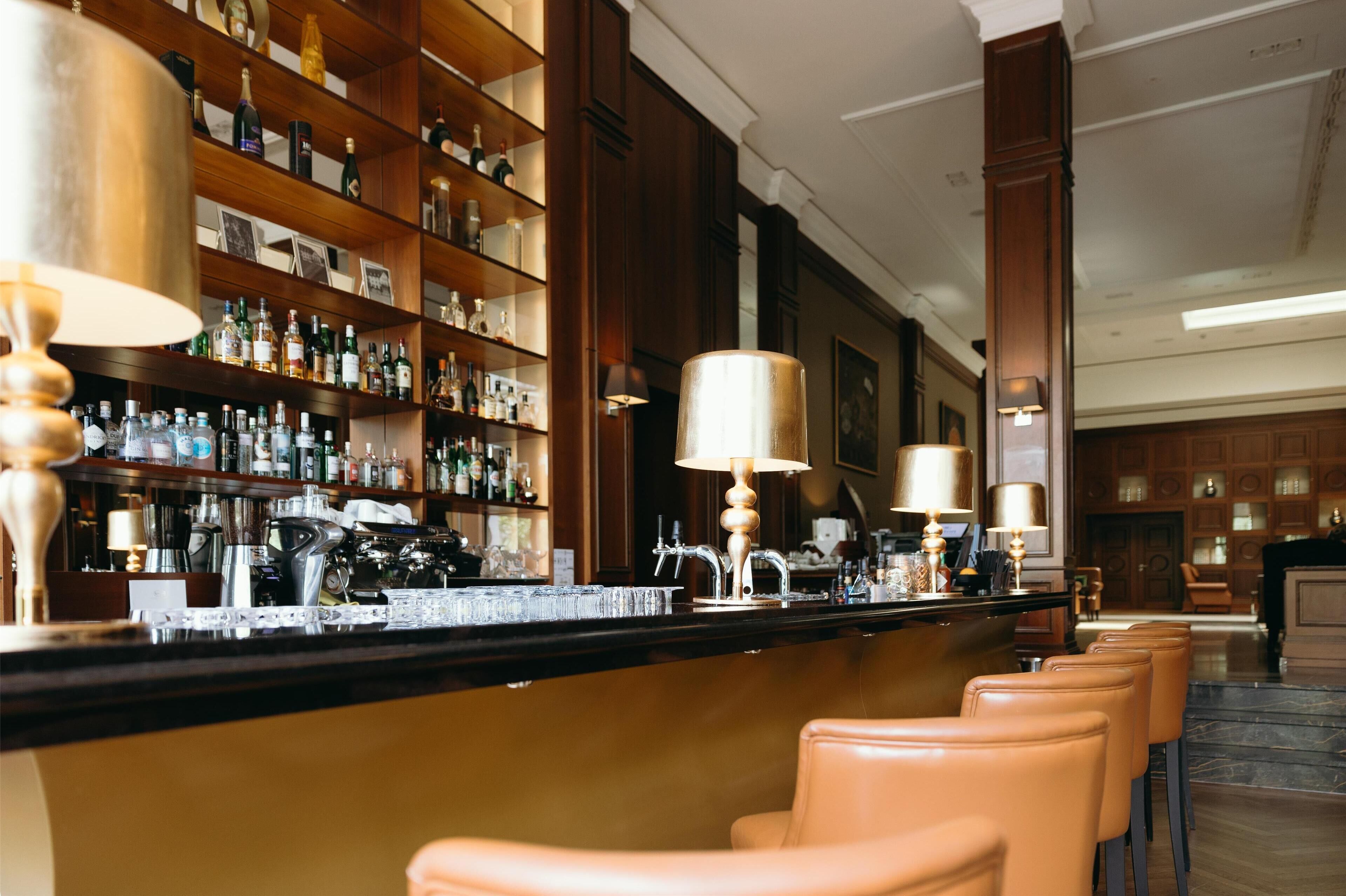 lobby lounge, garden views, open daily