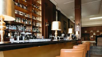 Salone nella hall, con vista sul giardino, aperto tutti i giorni