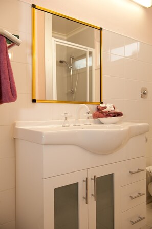 Een douche, gratis toiletartikelen, een haardroger, handdoeken