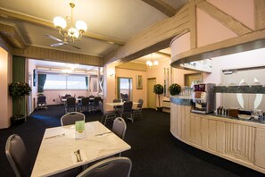 Full breakfast for a fee on weekdays