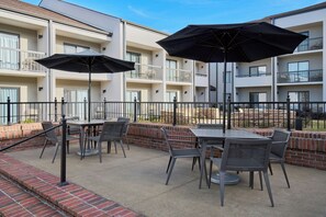 Seasonal outdoor pool - Courtyard by Marriott Birmingham Hoover (Birmingham)