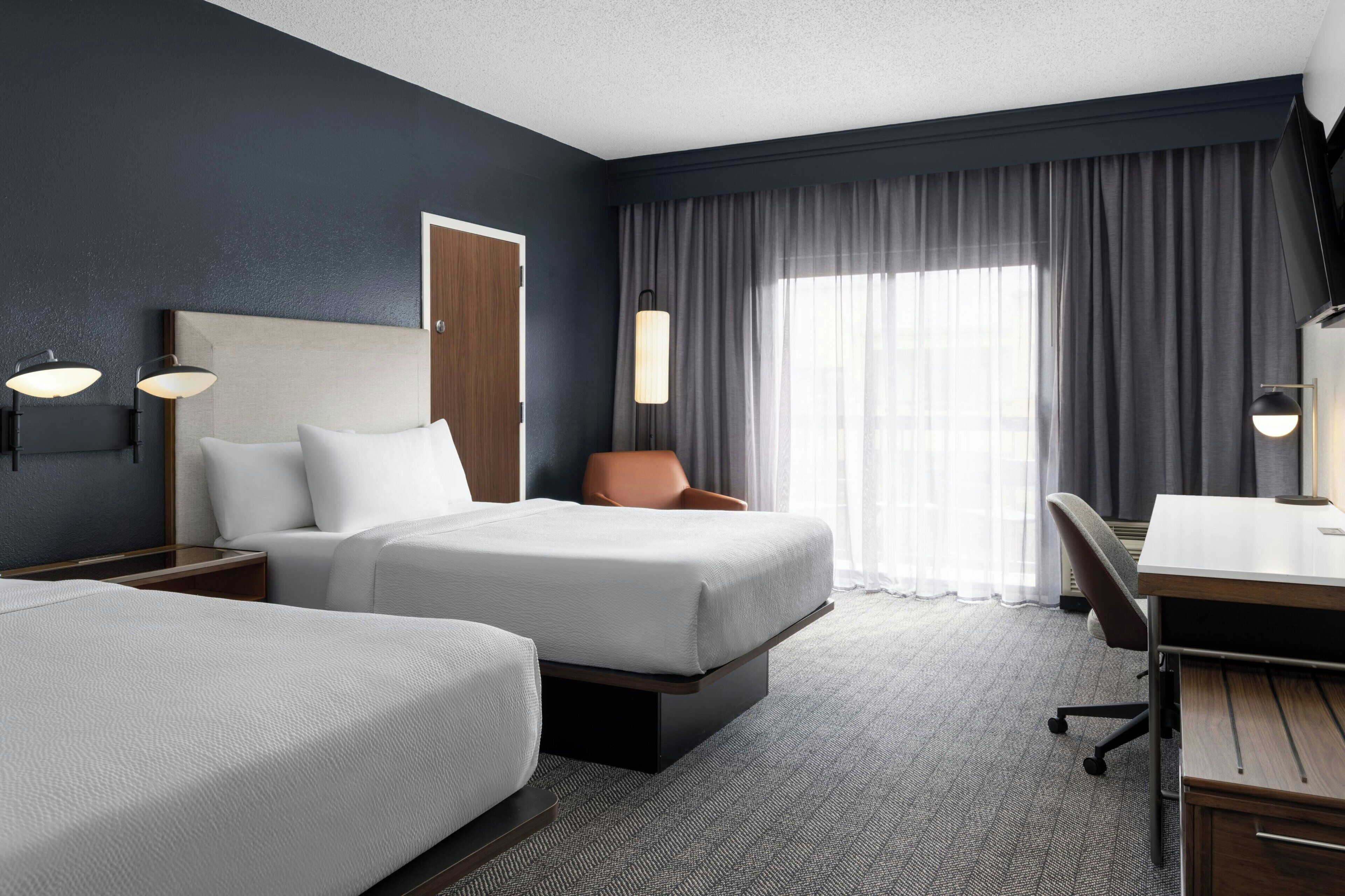 Habitació, 2 llits dobles | Caixa forta a l'habitació i escriptori 