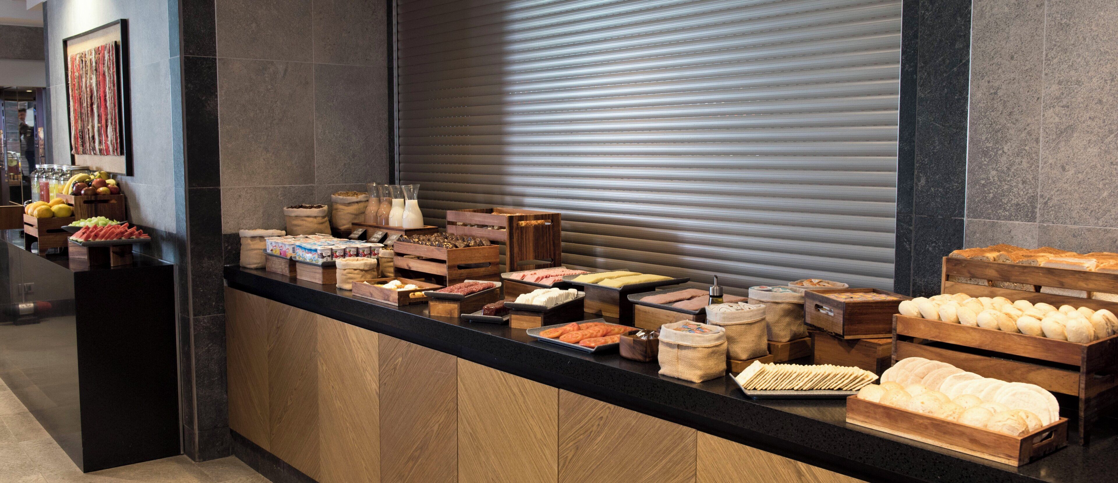 Un mostrador de buffet con diferentes alimentos y bebidas.