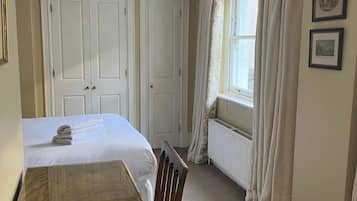 Quarto standard, 1 cama de casal | Cofres nos quartos, escrivaninha, espaço de trabalho para notebook