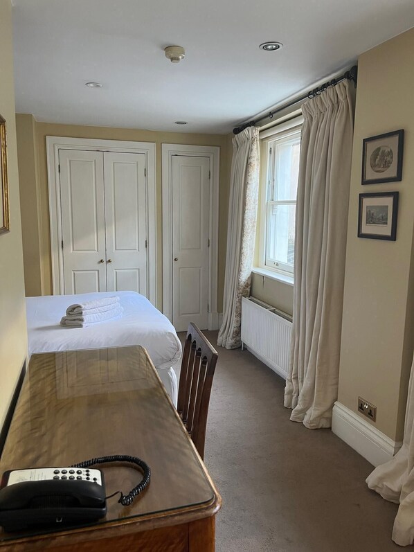 Standard Room, 1 Double Bed | In-room safe, desk, laptop workspace, iron/ironing board