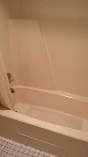 Combined shower/tub, hair dryer, towels - Econo Lodge Near Bluefield College (Bluefield)