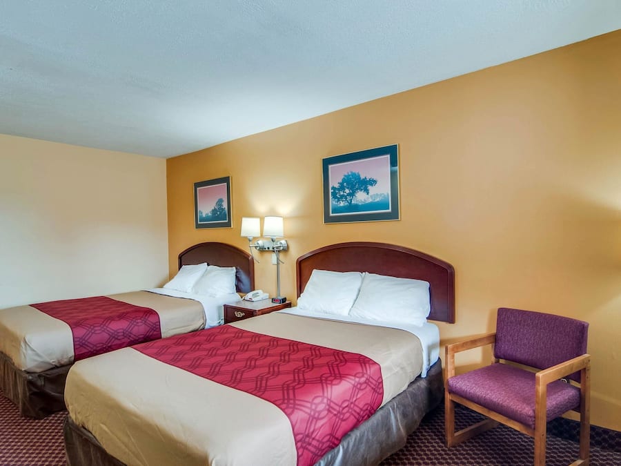 Escritorio, wifi gratis, ropa de cama