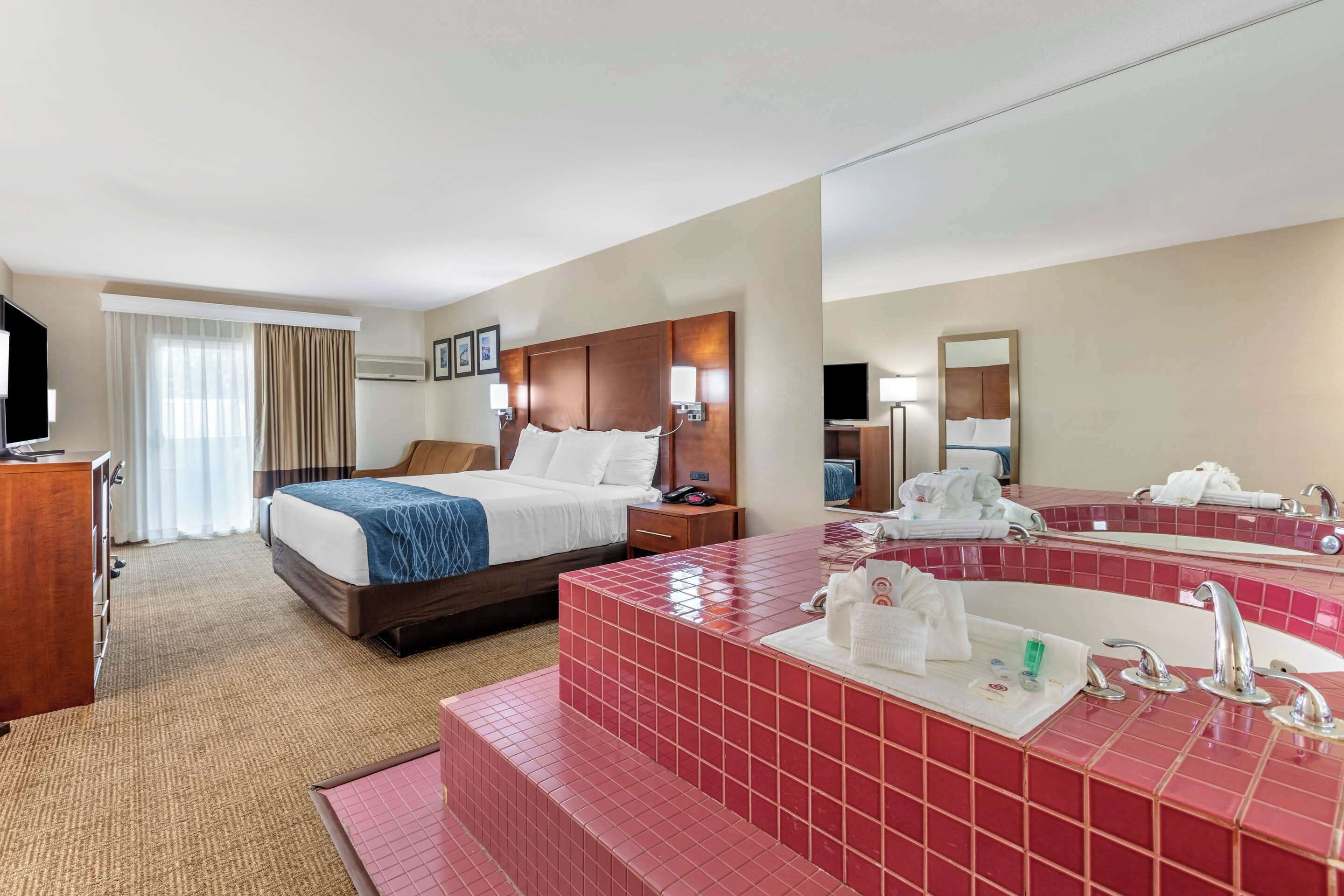 Deluxe Room, 1 King Bed with Sofa bed, Non Smoking, Hot Tub | Pillowtop beds, desk, laptop workspace, blackout drapes