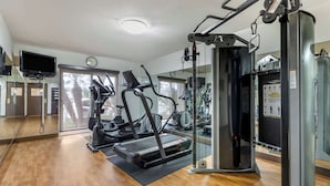 Ein Fitnessraum mit Laufbändern, Crosstrainern und Kraftgeräten.