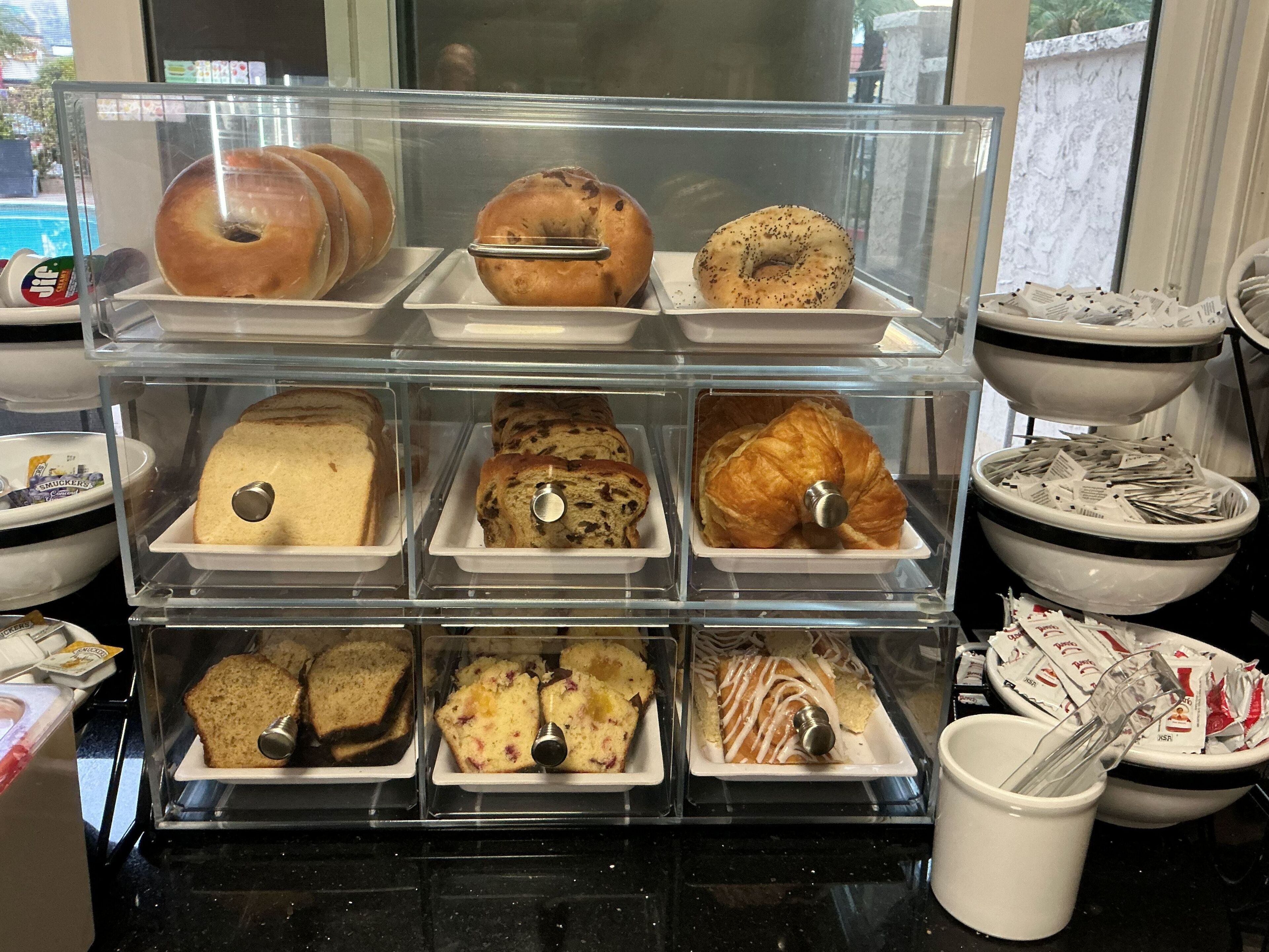 Eine Backvitrine mit verschiedenen Backwaren.