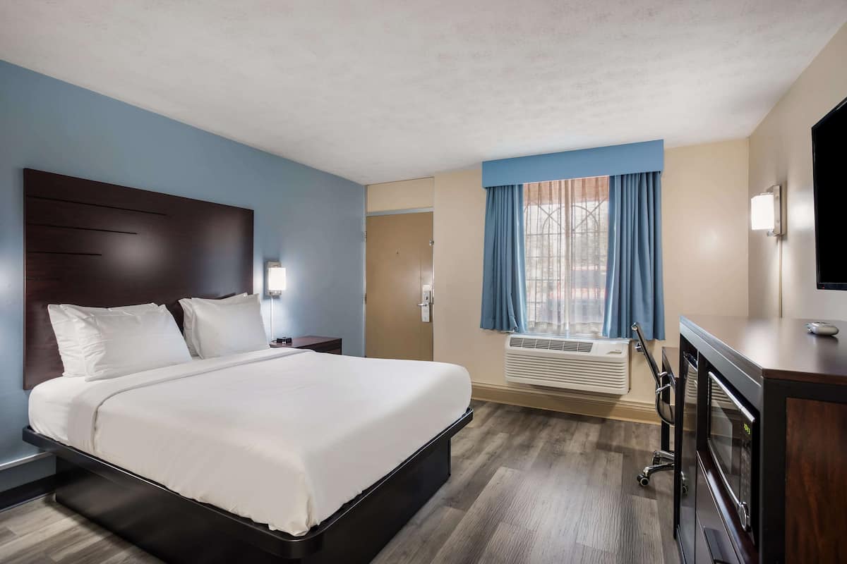 Laptop workspace, blackout curtains, iron/ironing board, free WiFi