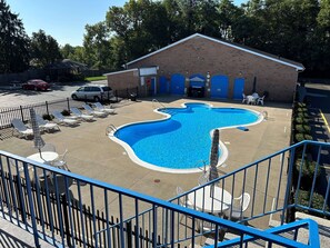 Piscine extérieure en saison, chaises longues