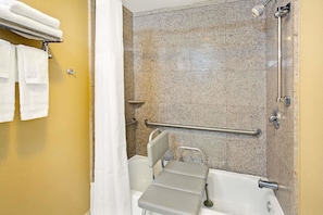 Articles de toilette gratuits, sĂšche-cheveux, serviettes fournies