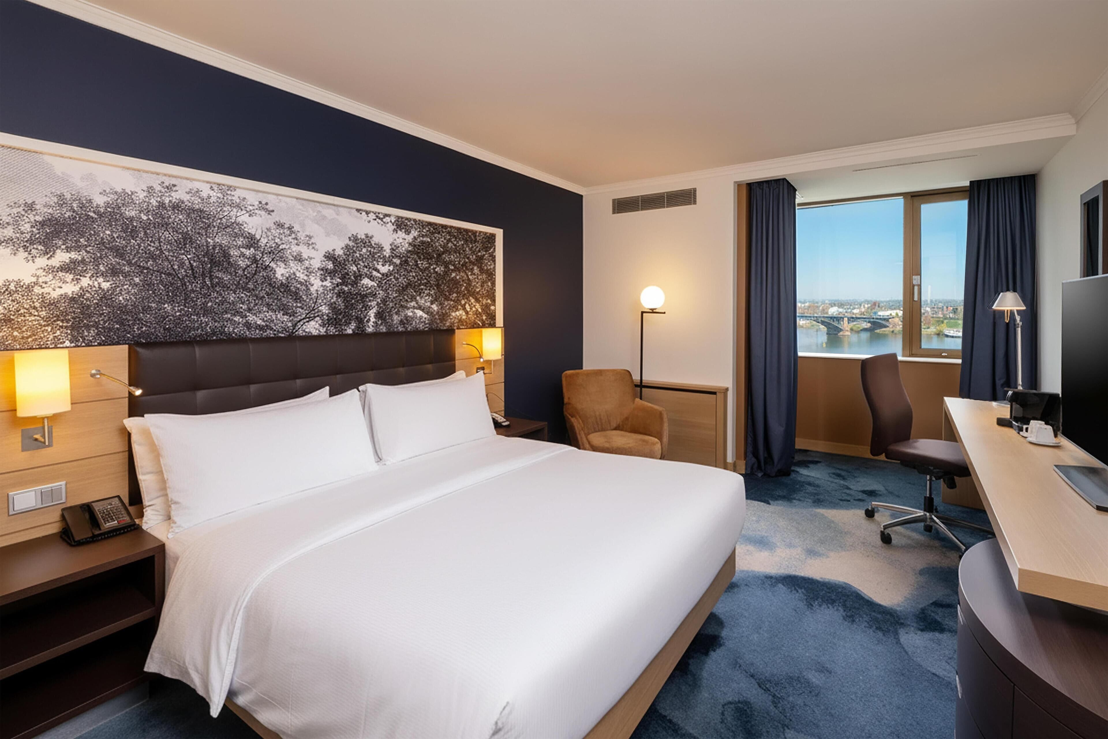 Habitación ejecutiva, 1 cama King size, vista al río | Ropa de cama de alta calidad, edredón y minibar 