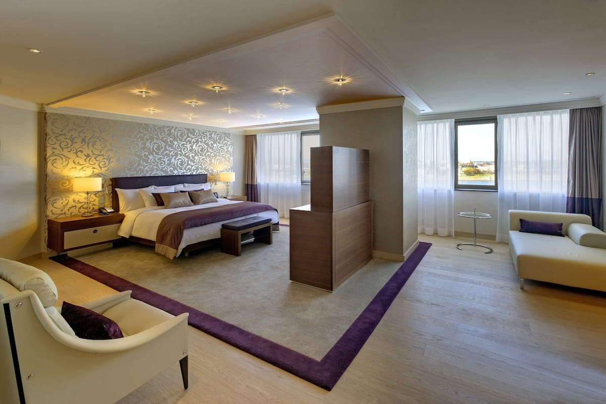 presidential suite | living area | 37-inch flat-screen tv with satellite channels, tv, mp3 dock