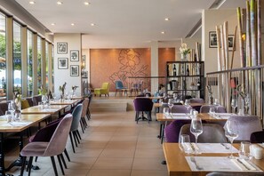 Breakfast, lunch and dinner served - Hilton Mainz (Mainz)