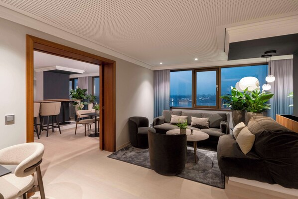 Executive Room, 2 Single Beds, River View | Living area | 37-inch flat-screen TV with satellite channels, TV, MP3 dock - Hilton Mainz (Mainz)