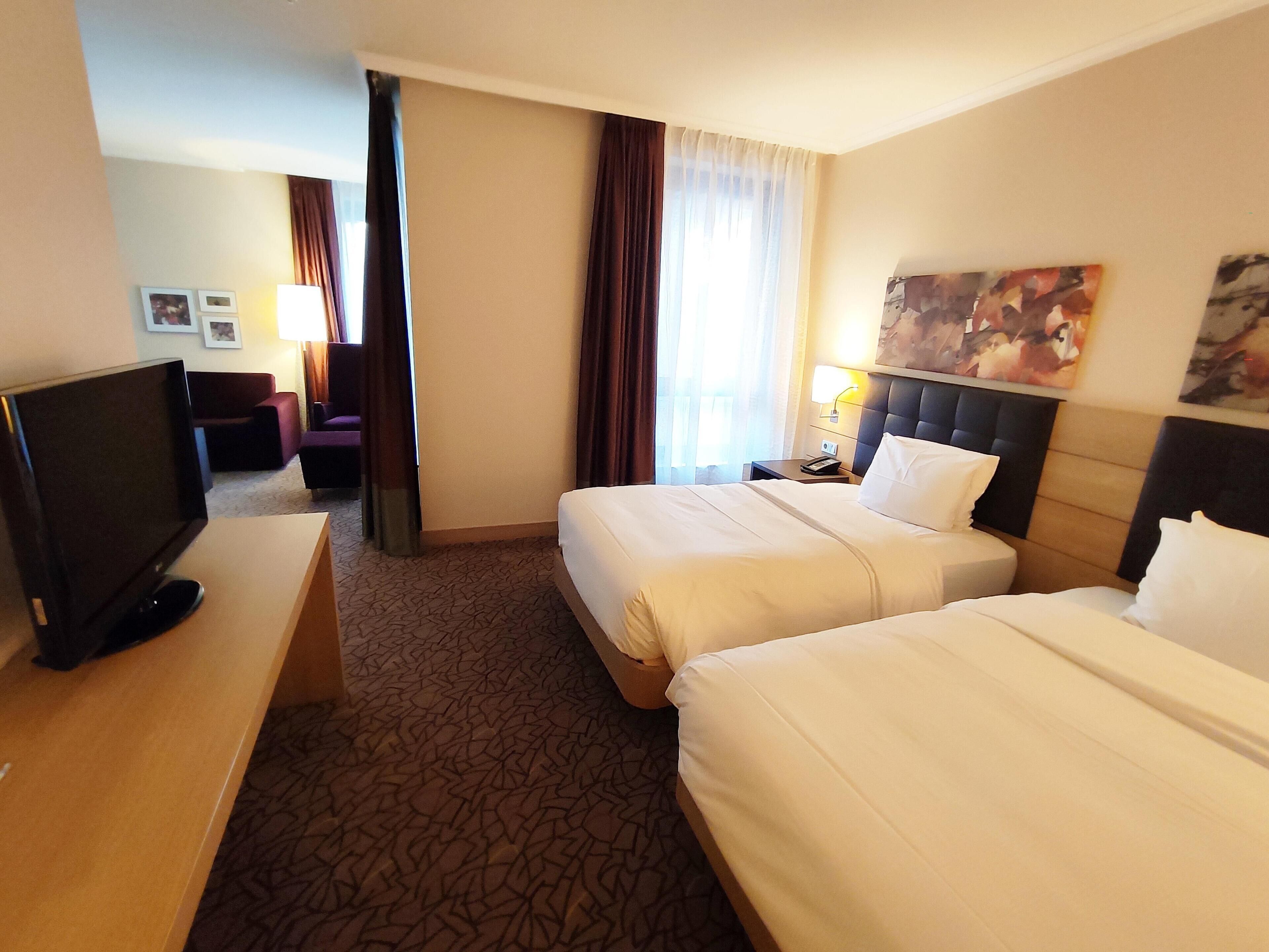 Twin Junior Suite City Wing | Premium bedding, down comforters, minibar, in-room safe