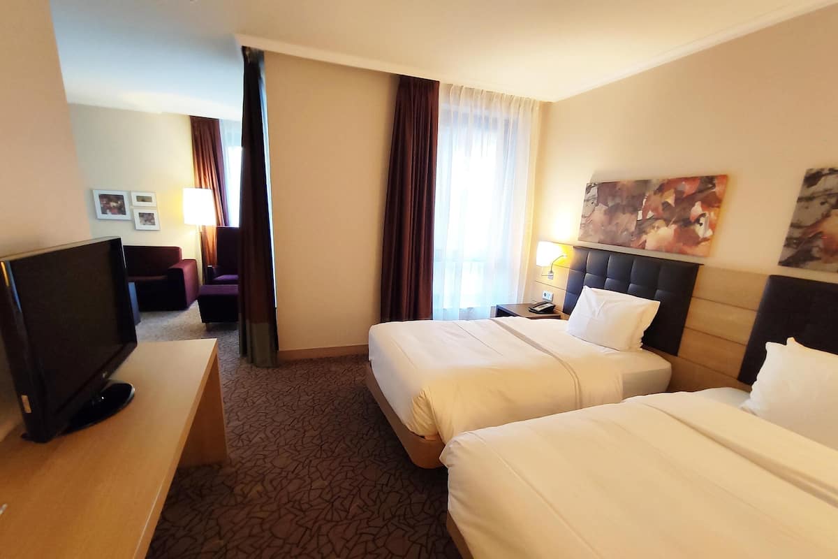 Twin Junior Suite City Wing | Premium bedding, down comforters, minibar, in-room safe