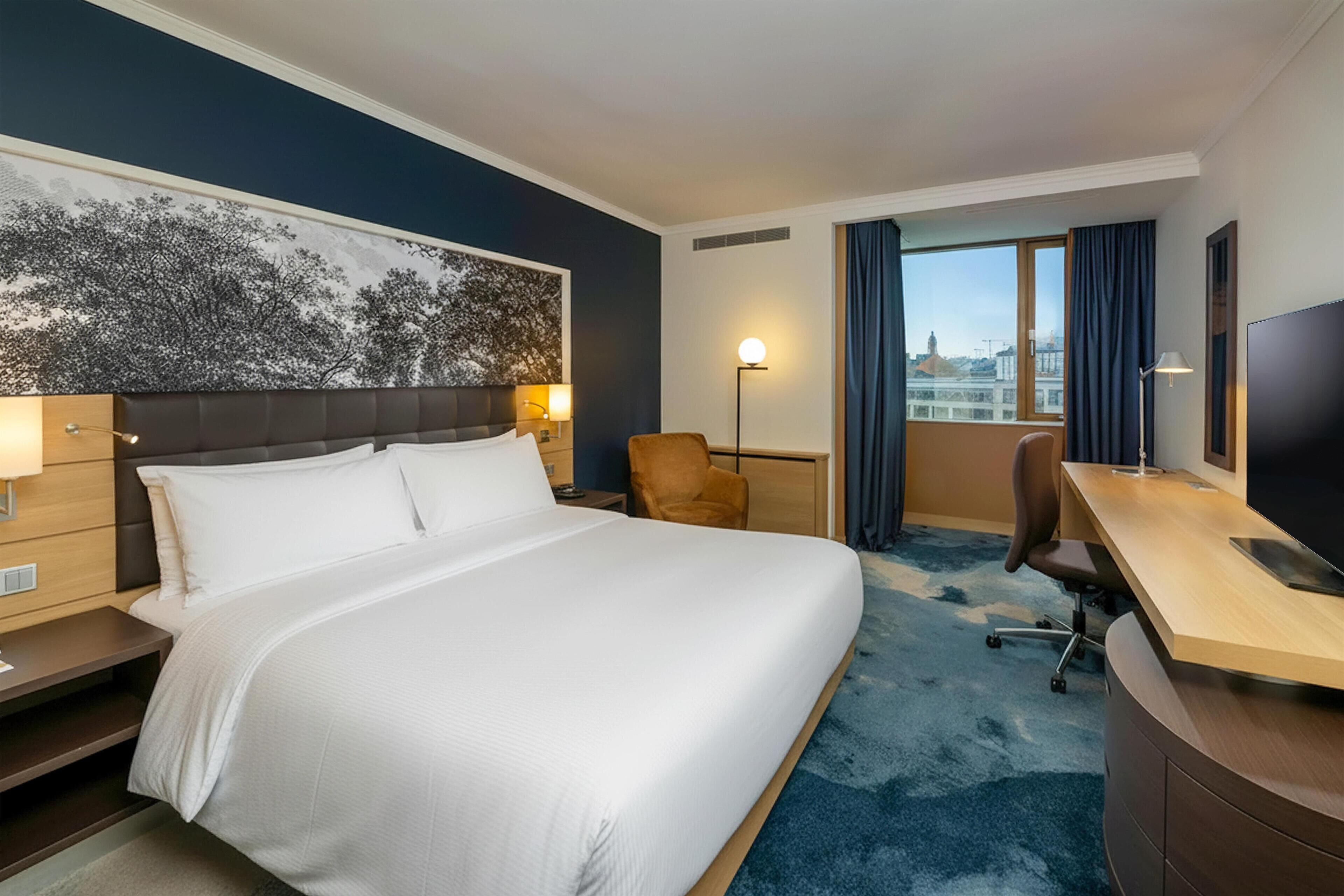 أغطية فراش متميزة وألحفة محشوة بالريش وميني بار وخزنة داخل الغرفة