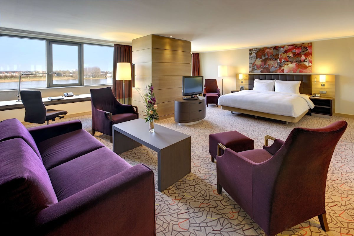 37-inch flat-screen tv with satellite channels, tv, mp3 dock